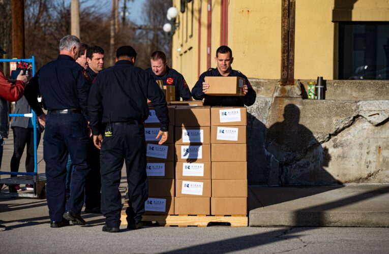 Los socorristas de Louisville empacan y entregan comidas a personas mayores en el programa Meals on Wheels