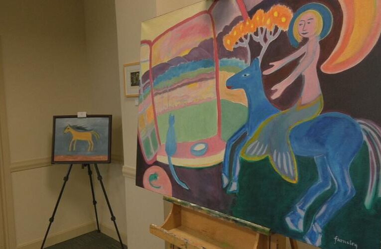 La ciudad de Prospect dedica un nuevo espacio en el ayuntamiento a obras de arte locales