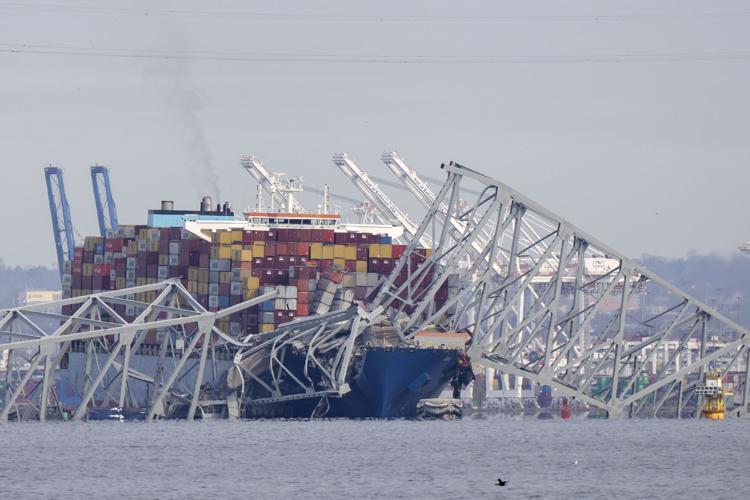 El puente de Baltimore se derrumba después de que un carguero impotente choca contra una columna de soporte