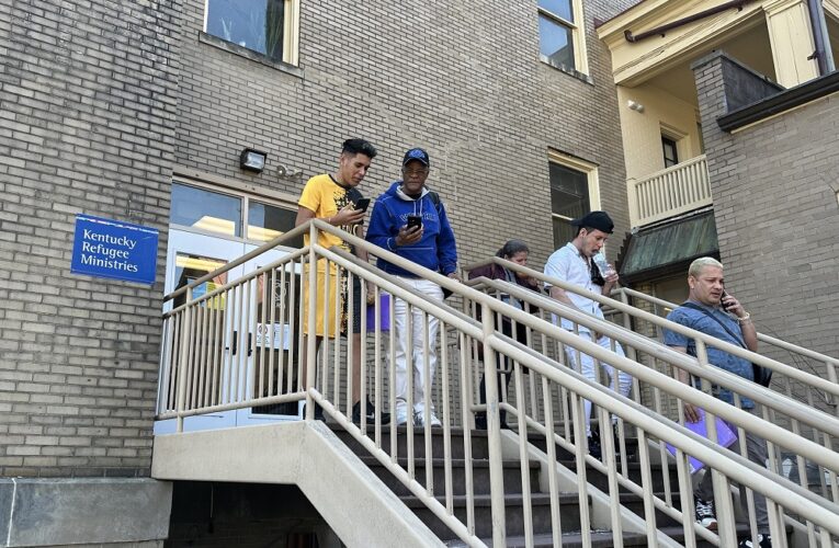 Cerca de 30 cubanos arriban diariamente a Louisville, Kentucky