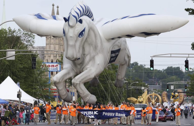 La policía de Louisville libera cierres de calles para el desfile de Pegasus