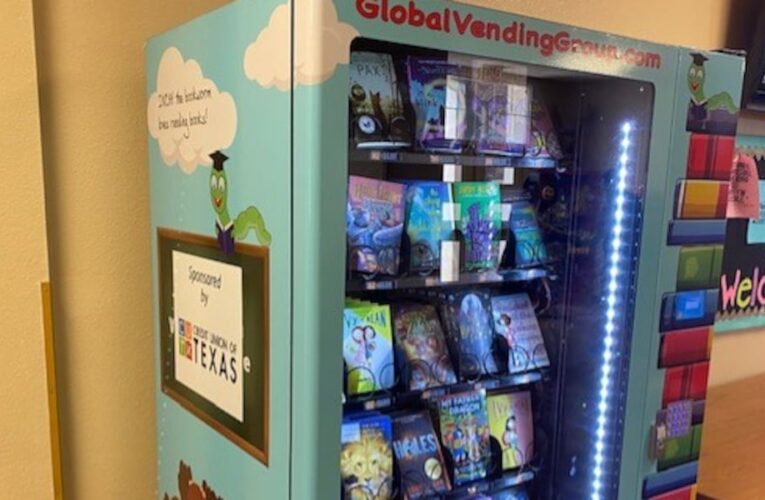 JCPS presenta nuevas máquinas expendedoras de libros en 4 escuelas primarias