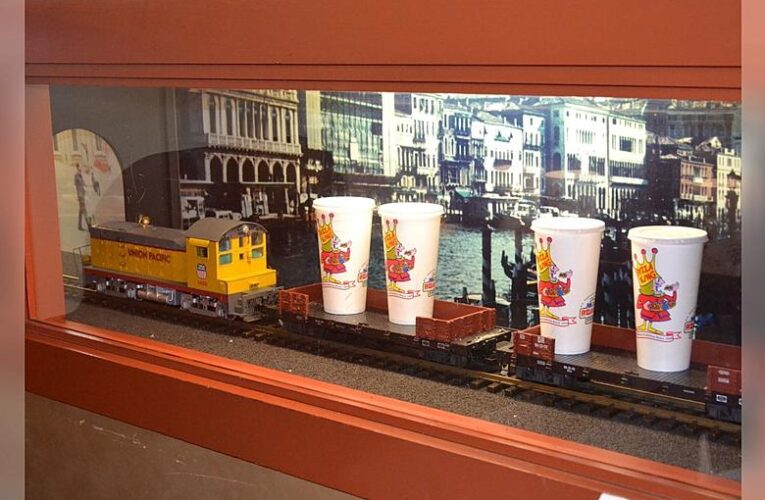 Juguetes invitados a viajar en el tren de entrega de bebidas de New Albany Pizza King