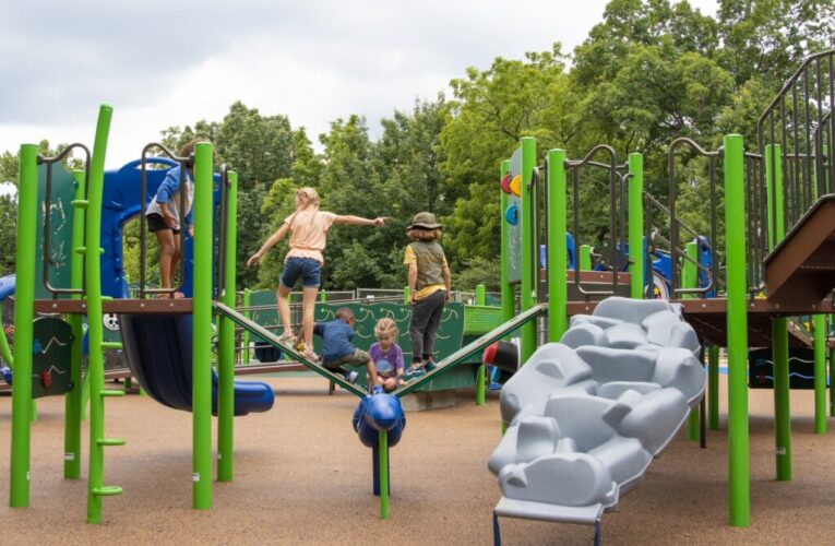 Se inaugura un nuevo parque infantil con acceso para discapacitados en el parque Seneca de Louisville