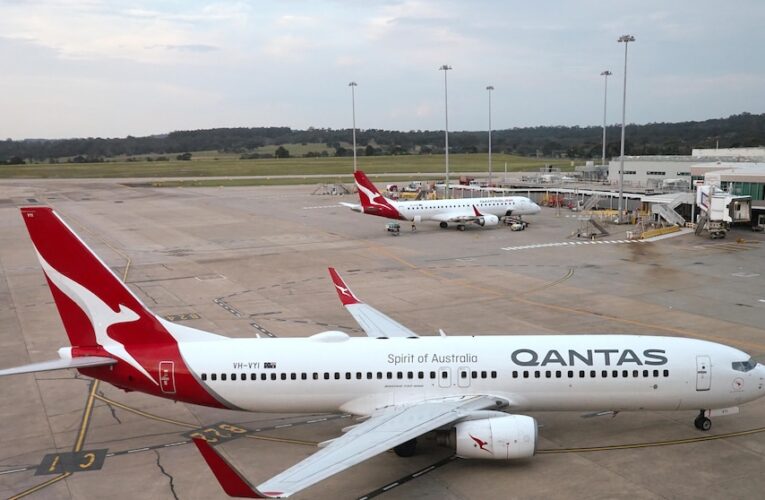Qantas Airways se disculpa después de que supuestamente se transmitiera una película con clasificación R en todas las pantallas durante el vuelo