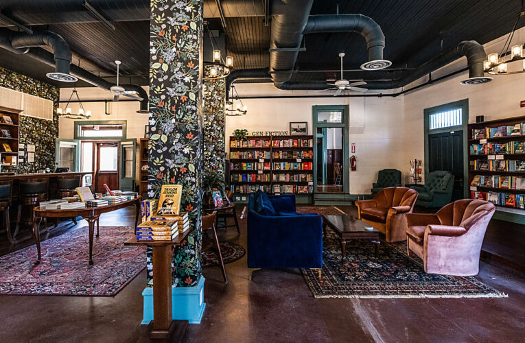 Librería en La Grange se expande e incluye cafetería y bar de vinos