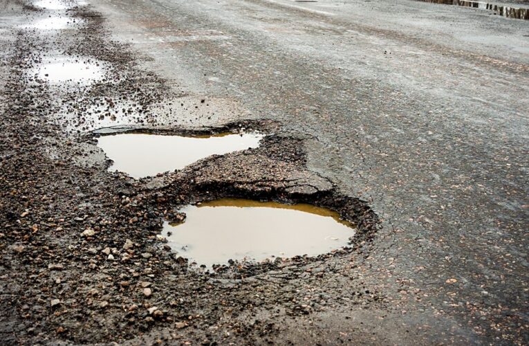 Conductores de Louisville frustrados por la multiplicación de baches tras tormentas invernales