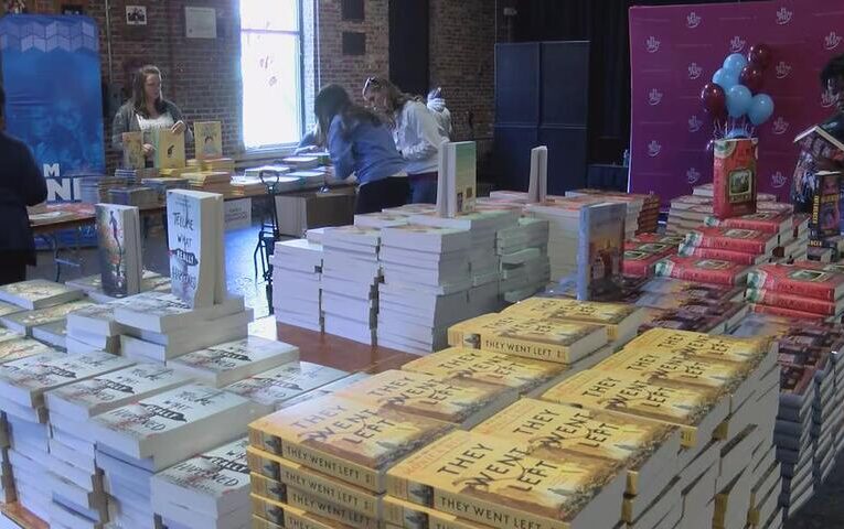 Los voluntarios ayudan a distribuir miles de libros a niños en todo Louisville