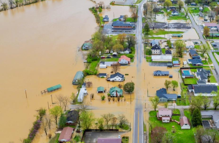El muro contra inundaciones de Frankfort sigue en pie, casas y negocios bajo el agua