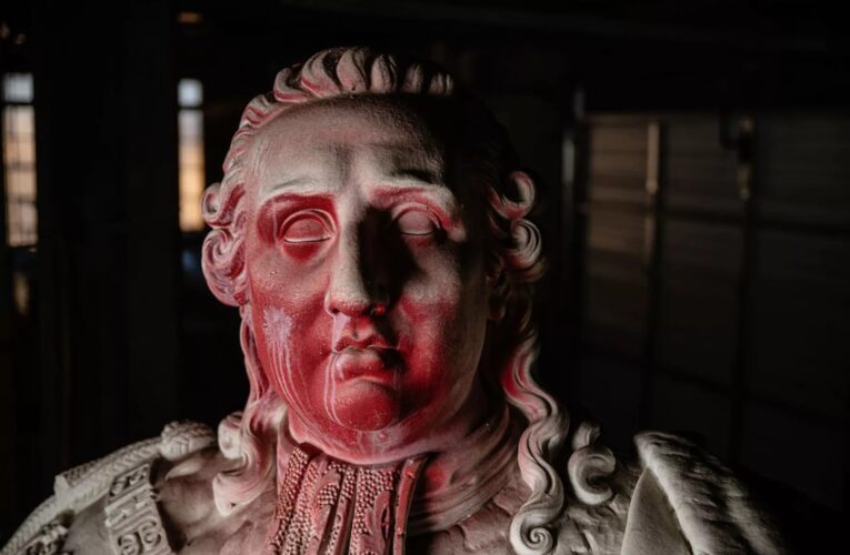 Dudas acerca de la estatua del rey Luis XVI en el downtown de Louisville