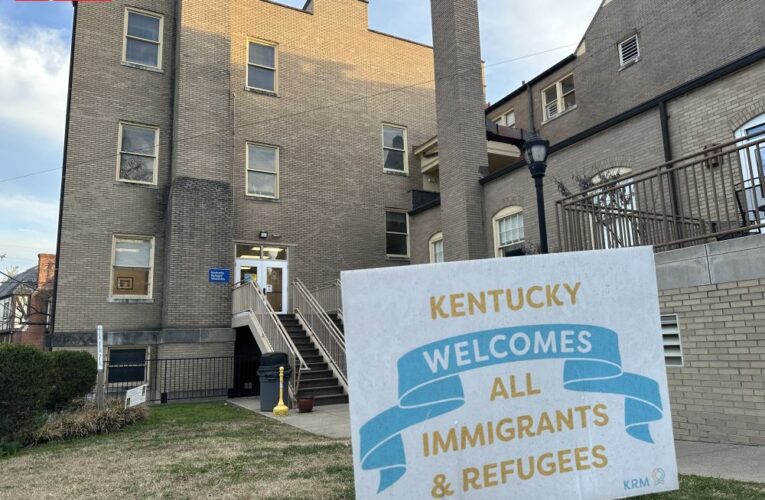 Louisville cambia una de sus políticas migratorias para salir de la lista de ciudades santuario