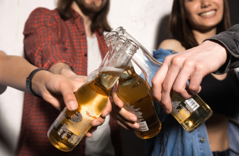 Encuesta: El porcentaje de estadounidenses que dicen beber alcohol alcanza un mínimo histórico