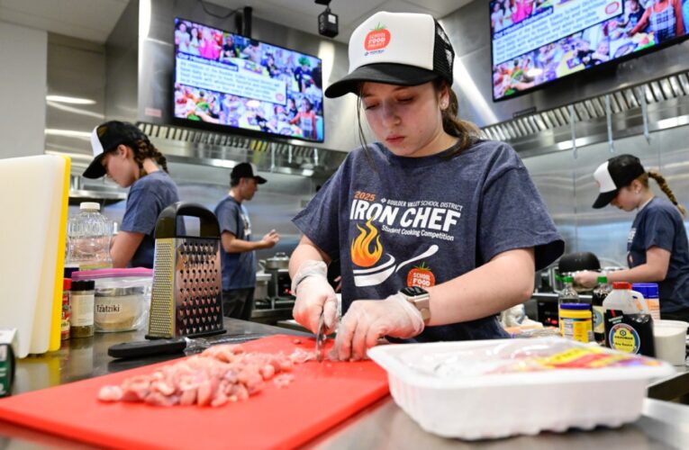 Los estudiantes de cocina compiten para incluir sus nuevos platos en el menú del almuerzo escolar