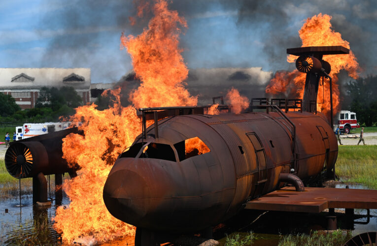 Las autoridades informan que al menos siete personas murieron en el accidente aéreo de Louisville.