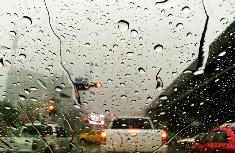 Varias pulgadas de lluvia empapan Louisville, provocando rescates y daños de carreteras
