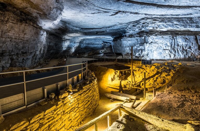El Parque Nacional Mammoth Cave aporta más de 73 millones de dólares a la economía local
