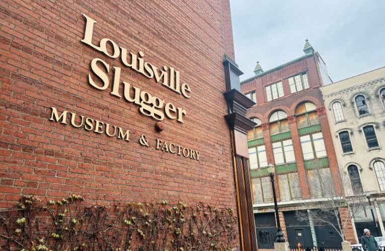 Louisville celebra el 30.º aniversario del “Big Bat”, el icono del Slugger Museum