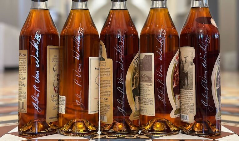 La organización benéfica Ronald McDonald House Charities sortea un vuelo firmado por Pappy Van Winkle.