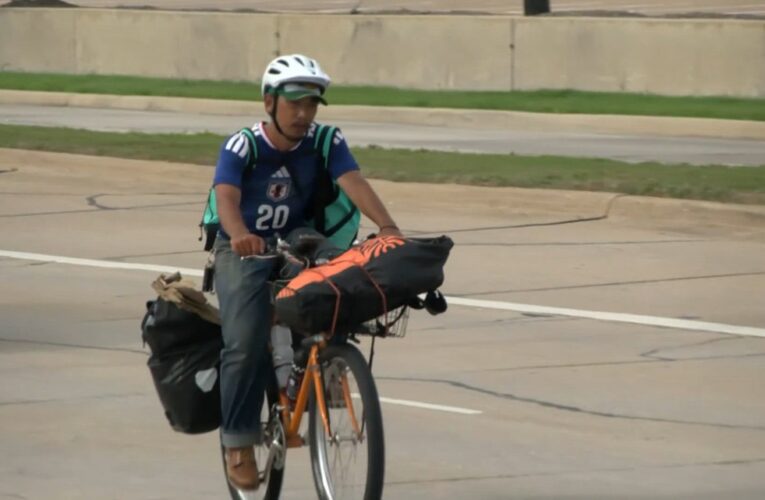 Un estudiante universitario del oeste de Pensilvania recorre 1200 millas en bicicleta hasta Texas para un partido de la Copa del Mundo.